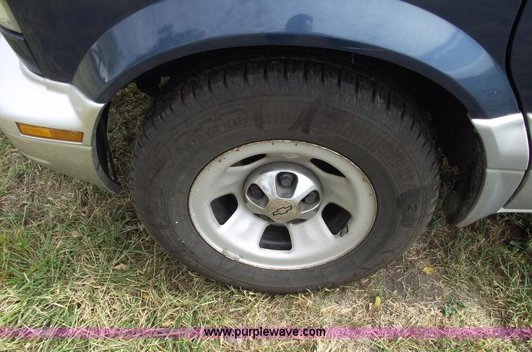 image for item C5677 1999 GMC Safari SLT van