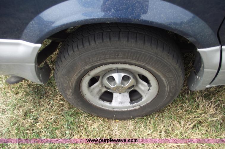 image for item C5677 1999 GMC Safari SLT van