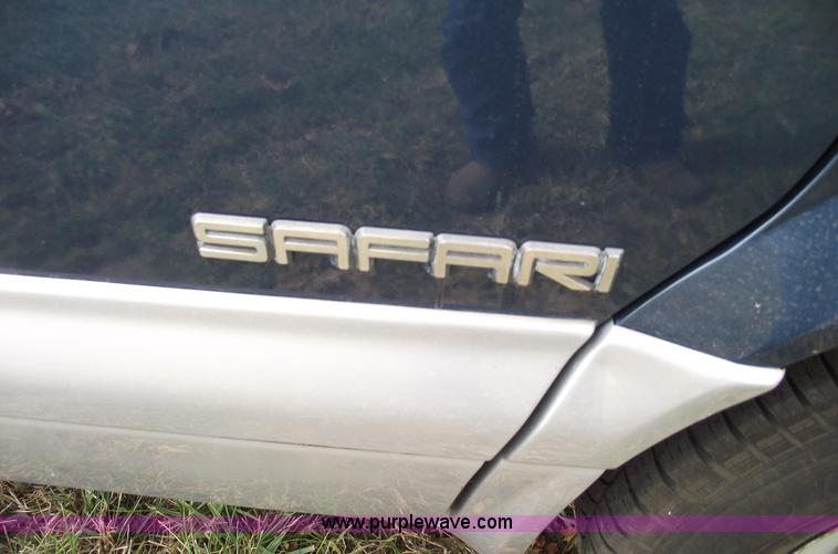 image for item C5677 1999 GMC Safari SLT van
