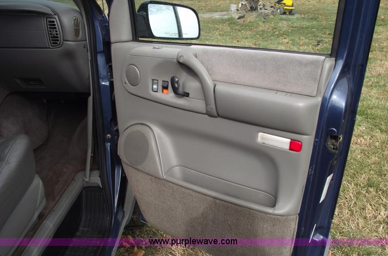 image for item C5677 1999 GMC Safari SLT van