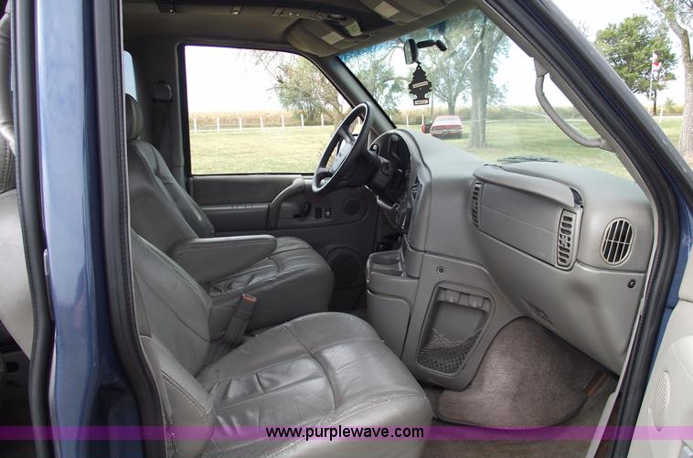 image for item C5677 1999 GMC Safari SLT van