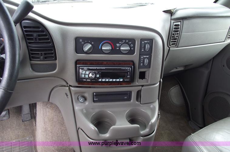 image for item C5677 1999 GMC Safari SLT van