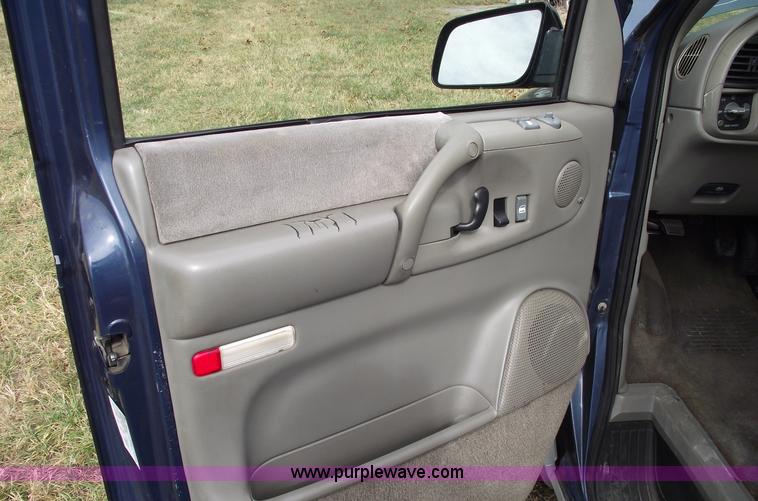 image for item C5677 1999 GMC Safari SLT van