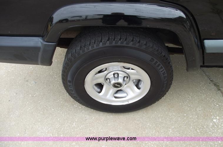 image for item C5682 1999 Jeep Cherokee Sport SUV