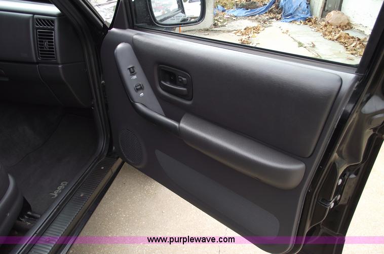 image for item C5682 1999 Jeep Cherokee Sport SUV