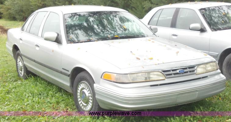 image for item A2942 1995 Ford Crown Victoria