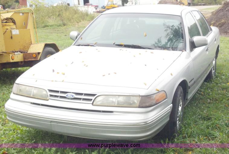 image for item A2942 1995 Ford Crown Victoria