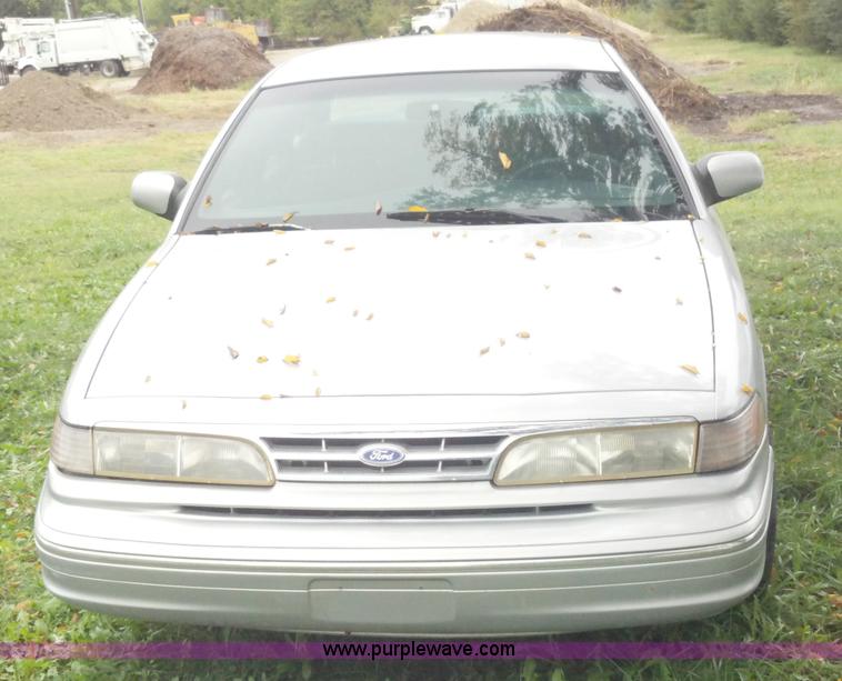 image for item A2942 1995 Ford Crown Victoria