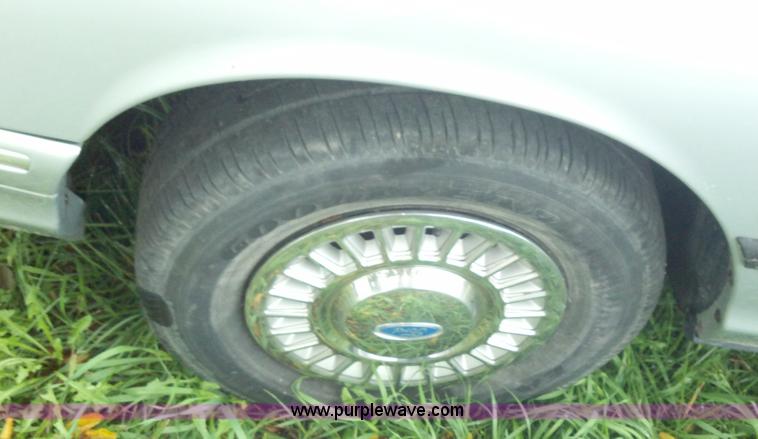 image for item A2942 1995 Ford Crown Victoria