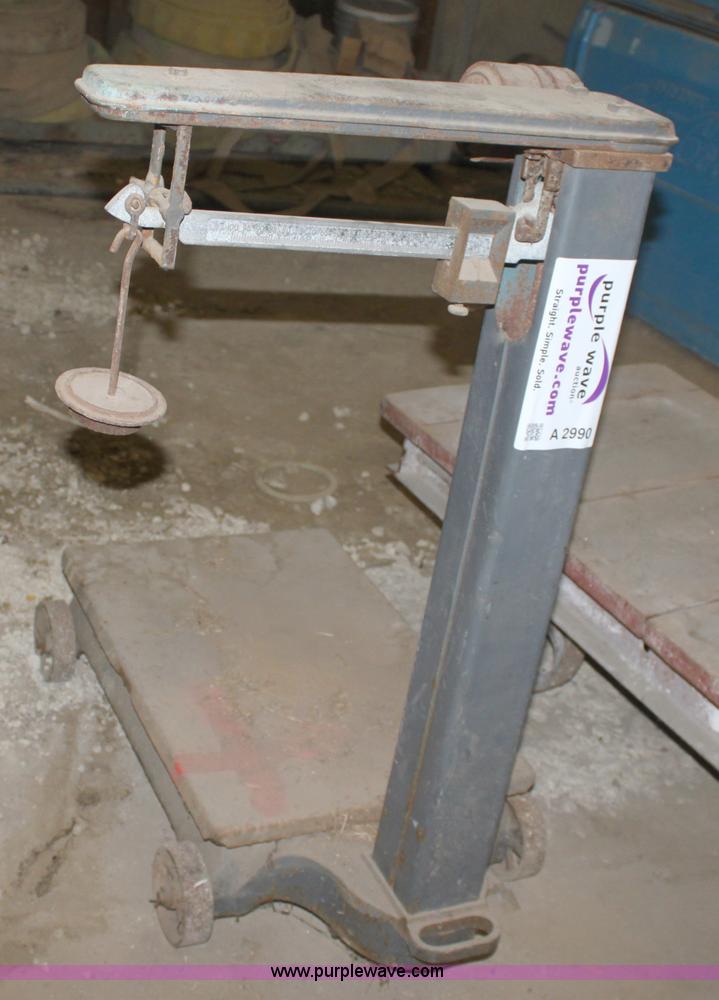 image for item A2990 1,000 lb scale on casters