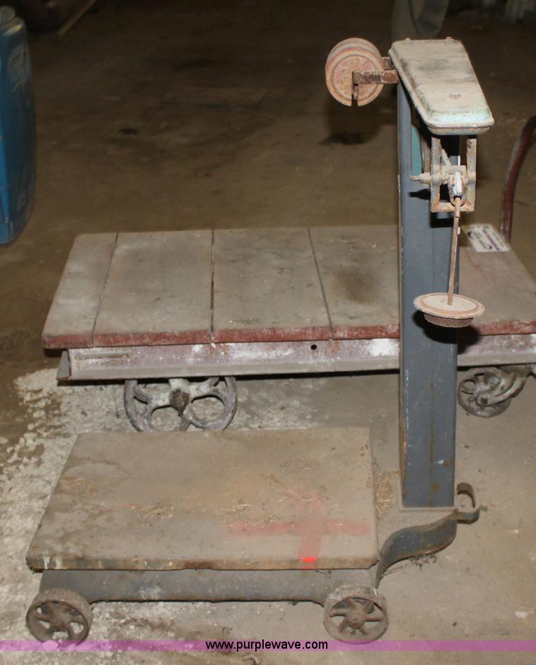 image for item A2990 1,000 lb scale on casters