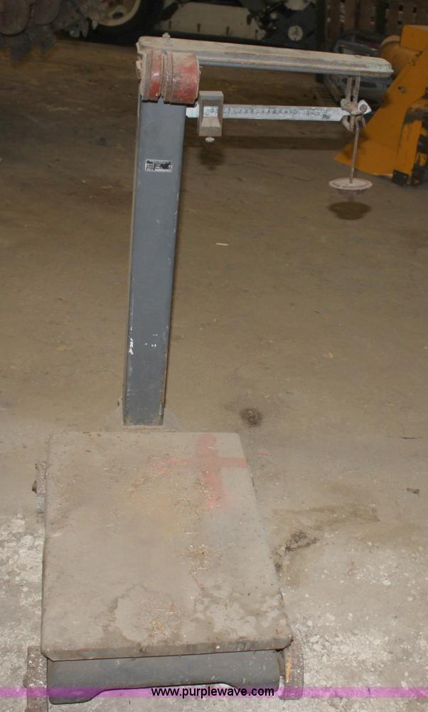 image for item A2990 1,000 lb scale on casters