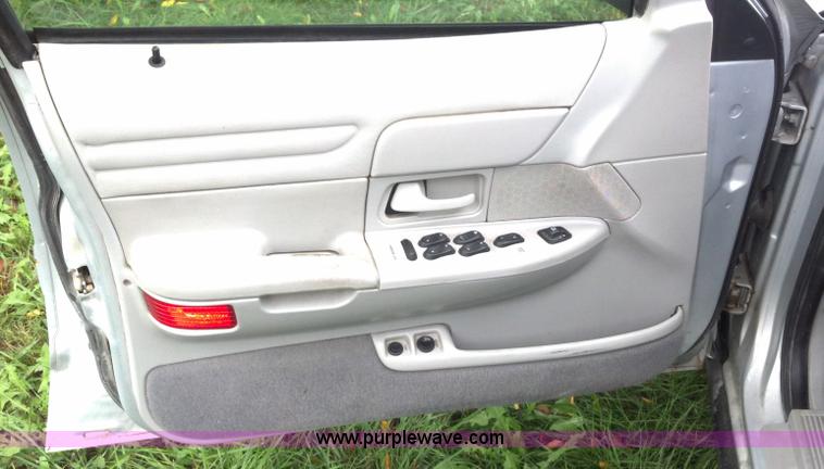 image for item A2994 2002 Ford Crown Victoria