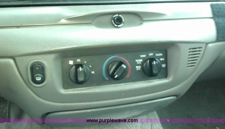 image for item A2994 2002 Ford Crown Victoria