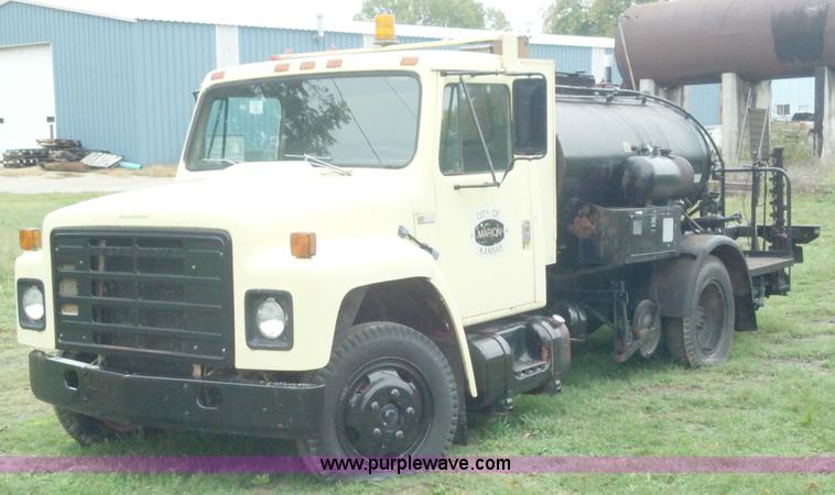 image for item A2997 1981 International S1624 oil distributor truck