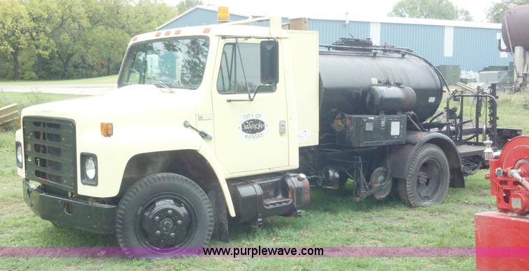 image for item A2997 1981 International S1624 oil distributor truck