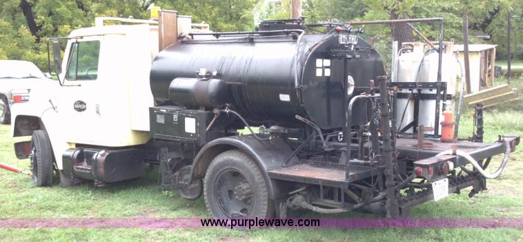 image for item A2997 1981 International S1624 oil distributor truck