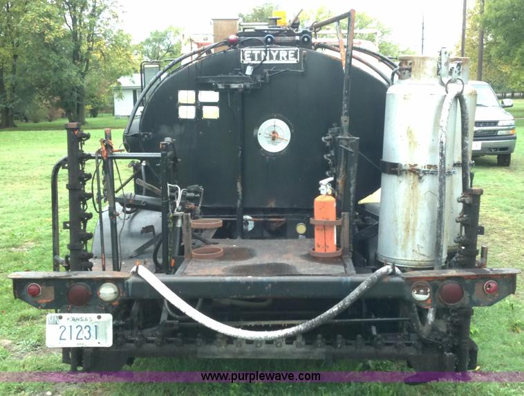 image for item A2997 1981 International S1624 oil distributor truck