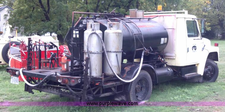 image for item A2997 1981 International S1624 oil distributor truck