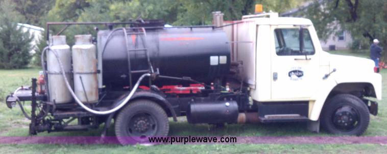 image for item A2997 1981 International S1624 oil distributor truck