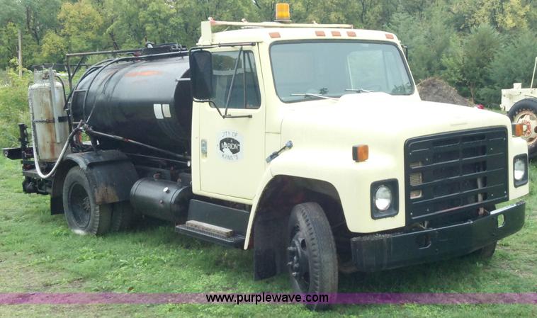 image for item A2997 1981 International S1624 oil distributor truck