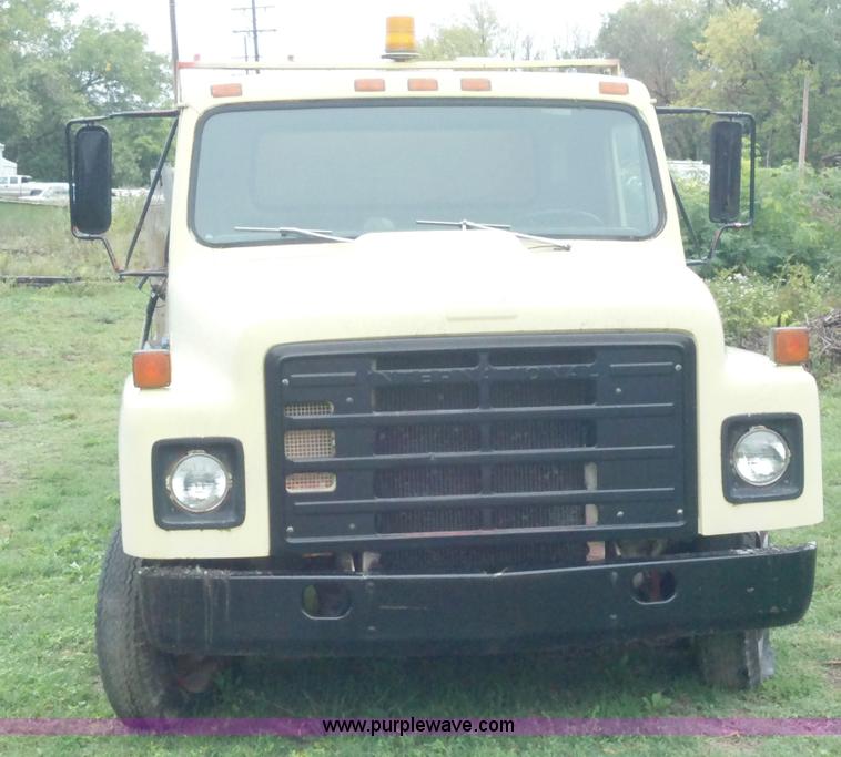 image for item A2997 1981 International S1624 oil distributor truck