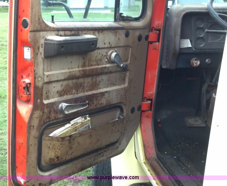 image for item A2997 1981 International S1624 oil distributor truck