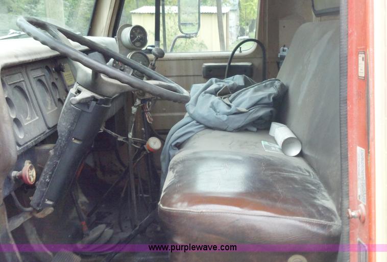 image for item A2997 1981 International S1624 oil distributor truck