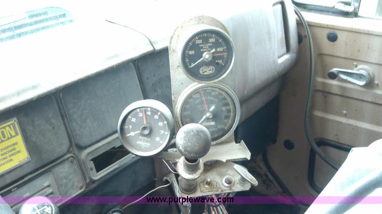 image for item A2997 1981 International S1624 oil distributor truck