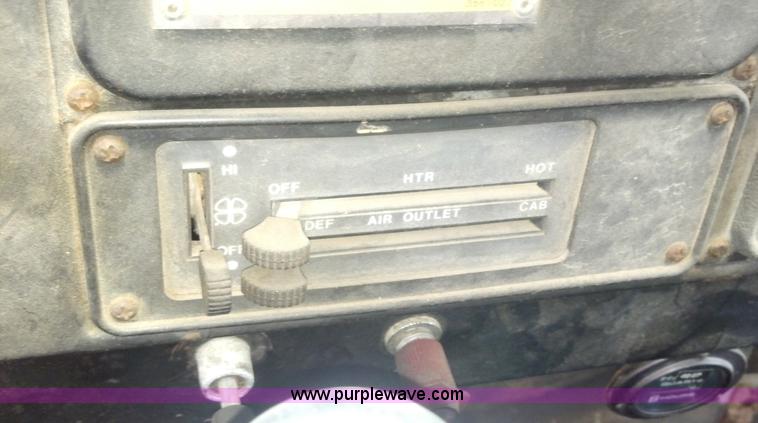 image for item A2997 1981 International S1624 oil distributor truck