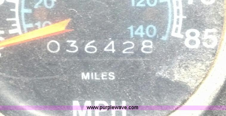 image for item A2997 1981 International S1624 oil distributor truck