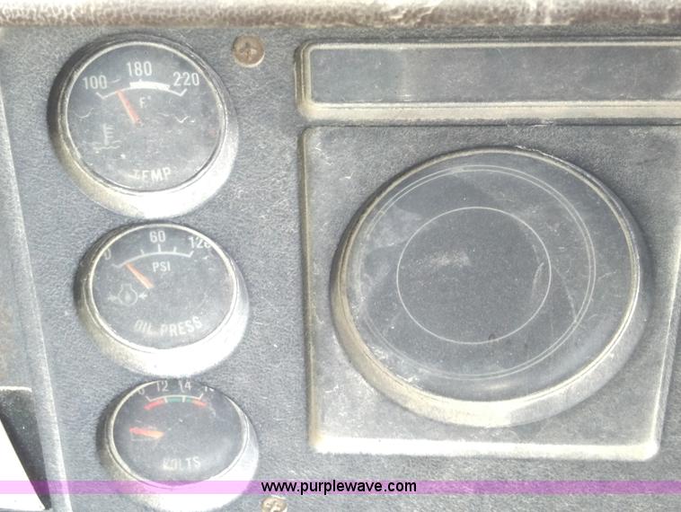 image for item A2997 1981 International S1624 oil distributor truck