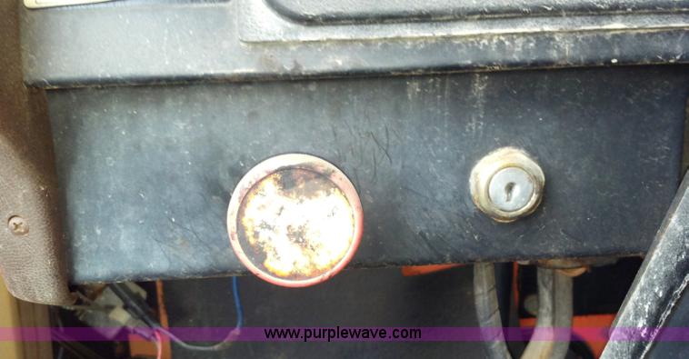 image for item A2997 1981 International S1624 oil distributor truck