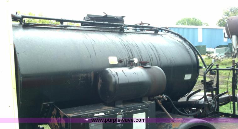 image for item A2997 1981 International S1624 oil distributor truck