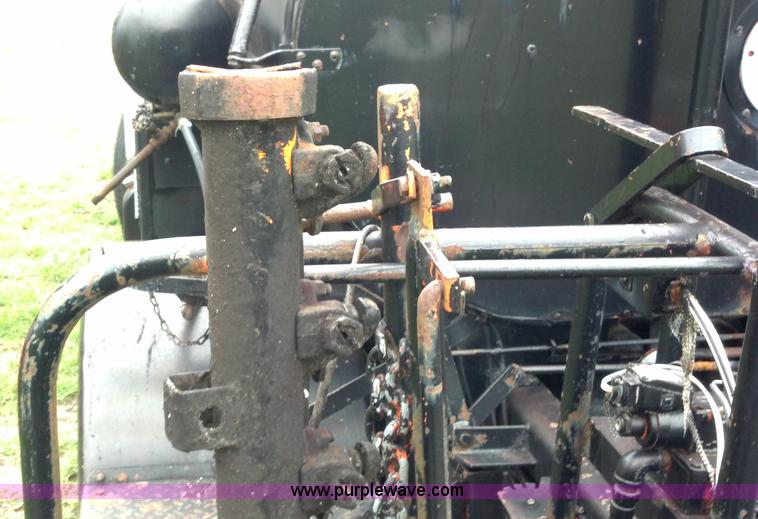 image for item A2997 1981 International S1624 oil distributor truck