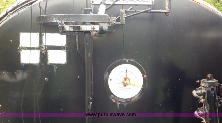 image for item A2997 1981 International S1624 oil distributor truck