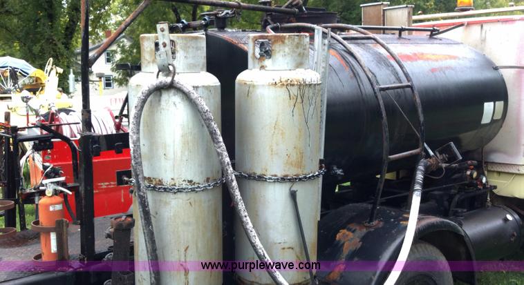 image for item A2997 1981 International S1624 oil distributor truck