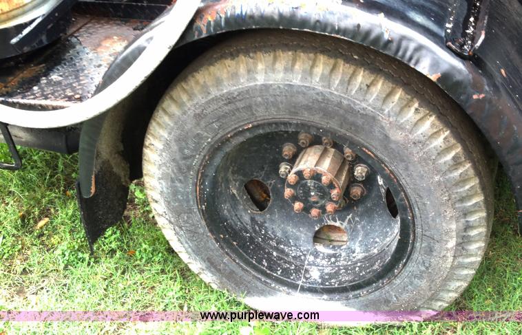 image for item A2997 1981 International S1624 oil distributor truck