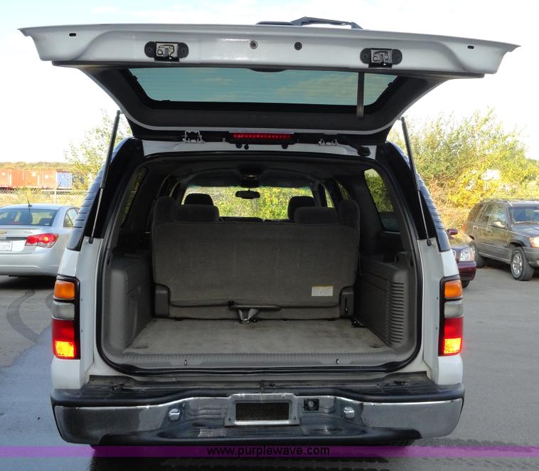 image for item A3202 2006 Chevrolet Suburban 1500 SUV