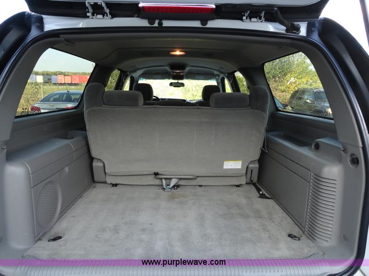 image for item A3202 2006 Chevrolet Suburban 1500 SUV