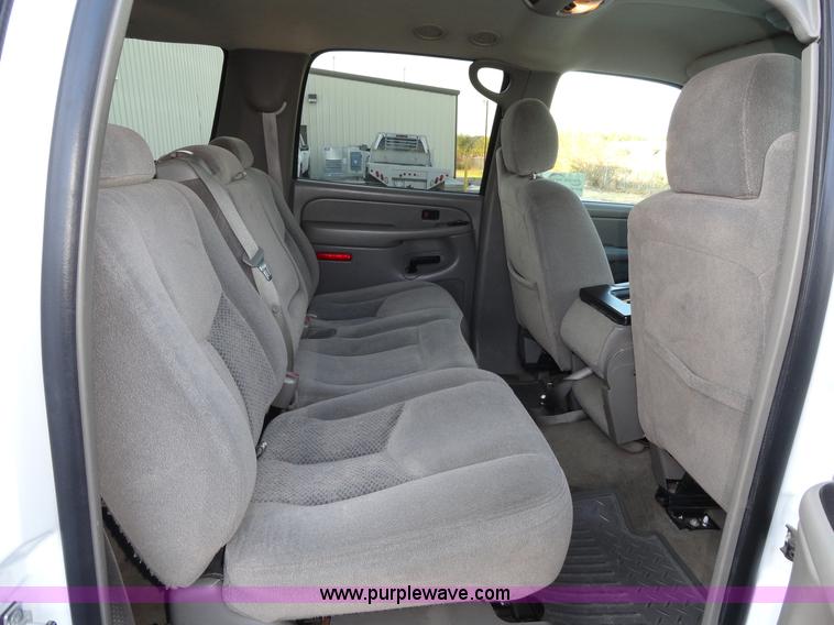 image for item A3202 2006 Chevrolet Suburban 1500 SUV