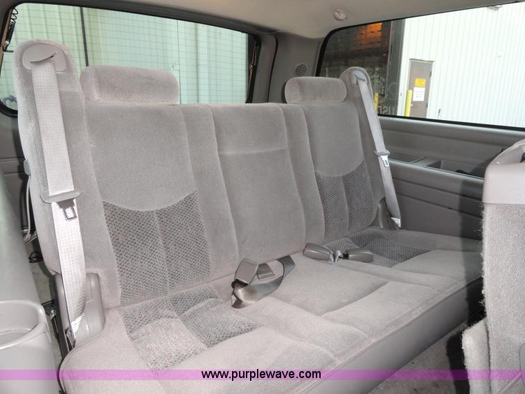 image for item A3202 2006 Chevrolet Suburban 1500 SUV