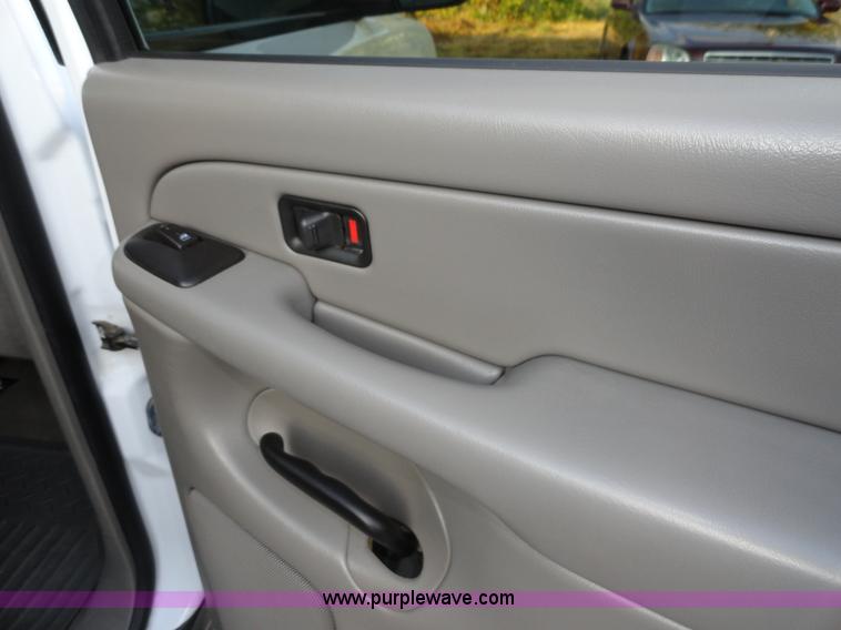 image for item A3202 2006 Chevrolet Suburban 1500 SUV