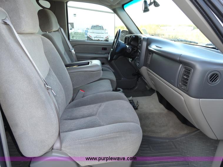 image for item A3202 2006 Chevrolet Suburban 1500 SUV