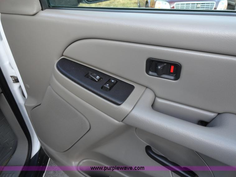 image for item A3202 2006 Chevrolet Suburban 1500 SUV