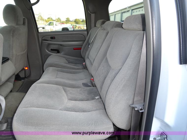 image for item A3202 2006 Chevrolet Suburban 1500 SUV