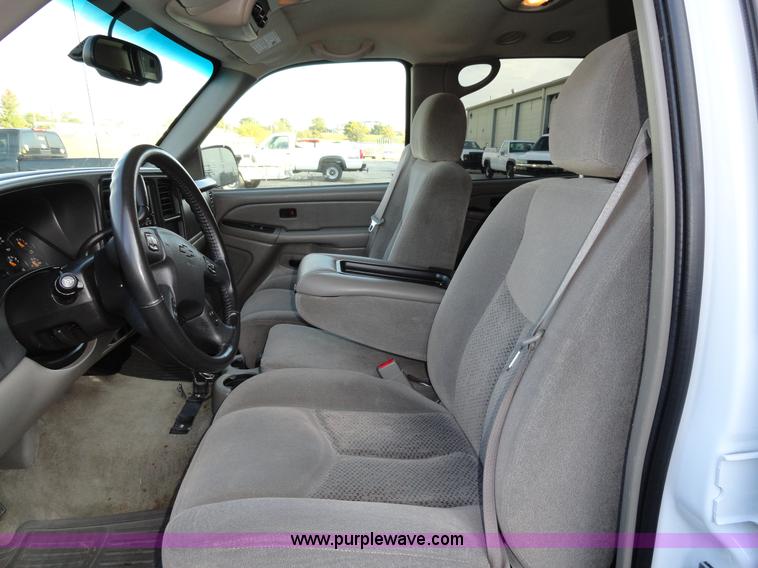 image for item A3202 2006 Chevrolet Suburban 1500 SUV