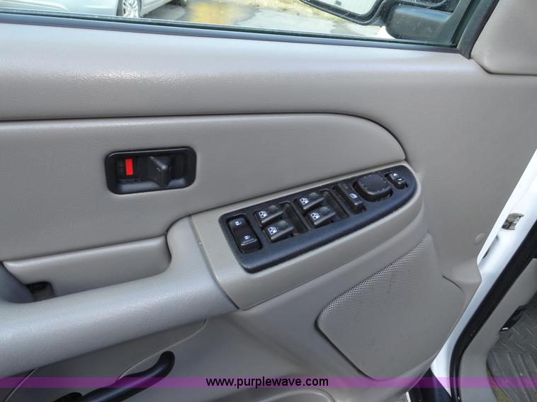 image for item A3202 2006 Chevrolet Suburban 1500 SUV