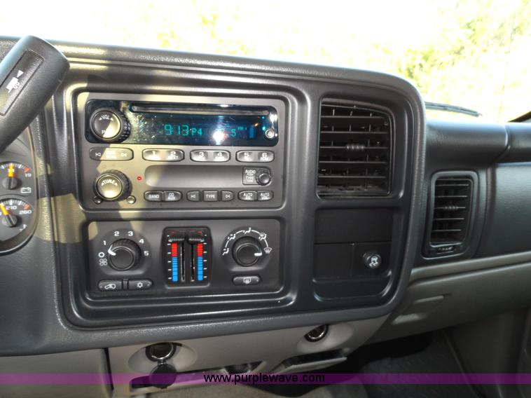 image for item A3202 2006 Chevrolet Suburban 1500 SUV