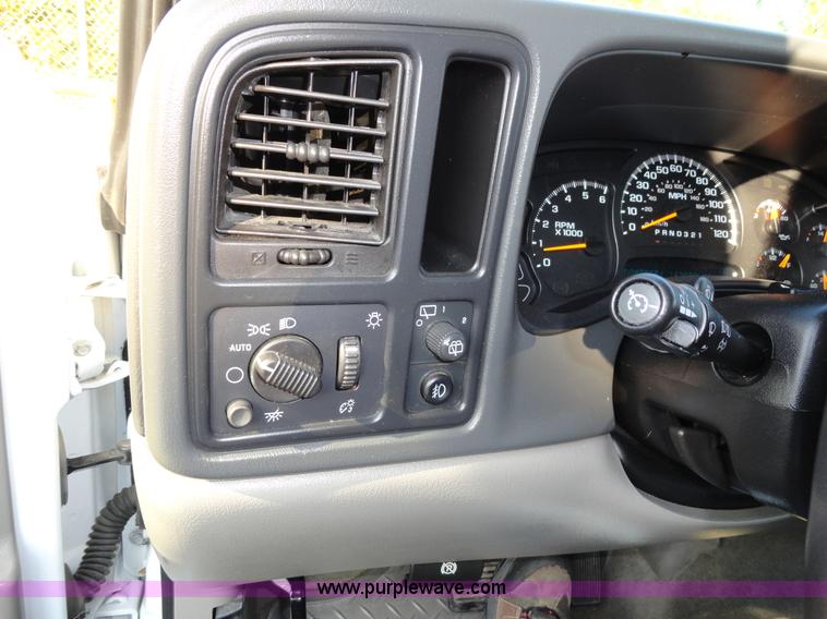 image for item A3202 2006 Chevrolet Suburban 1500 SUV